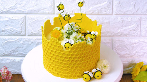 Honey bee cake